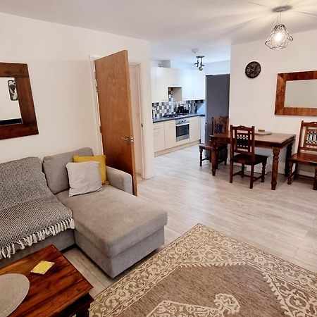 Spacious Two Bedroom Apartment With One Parking Space Thame Eksteriør billede