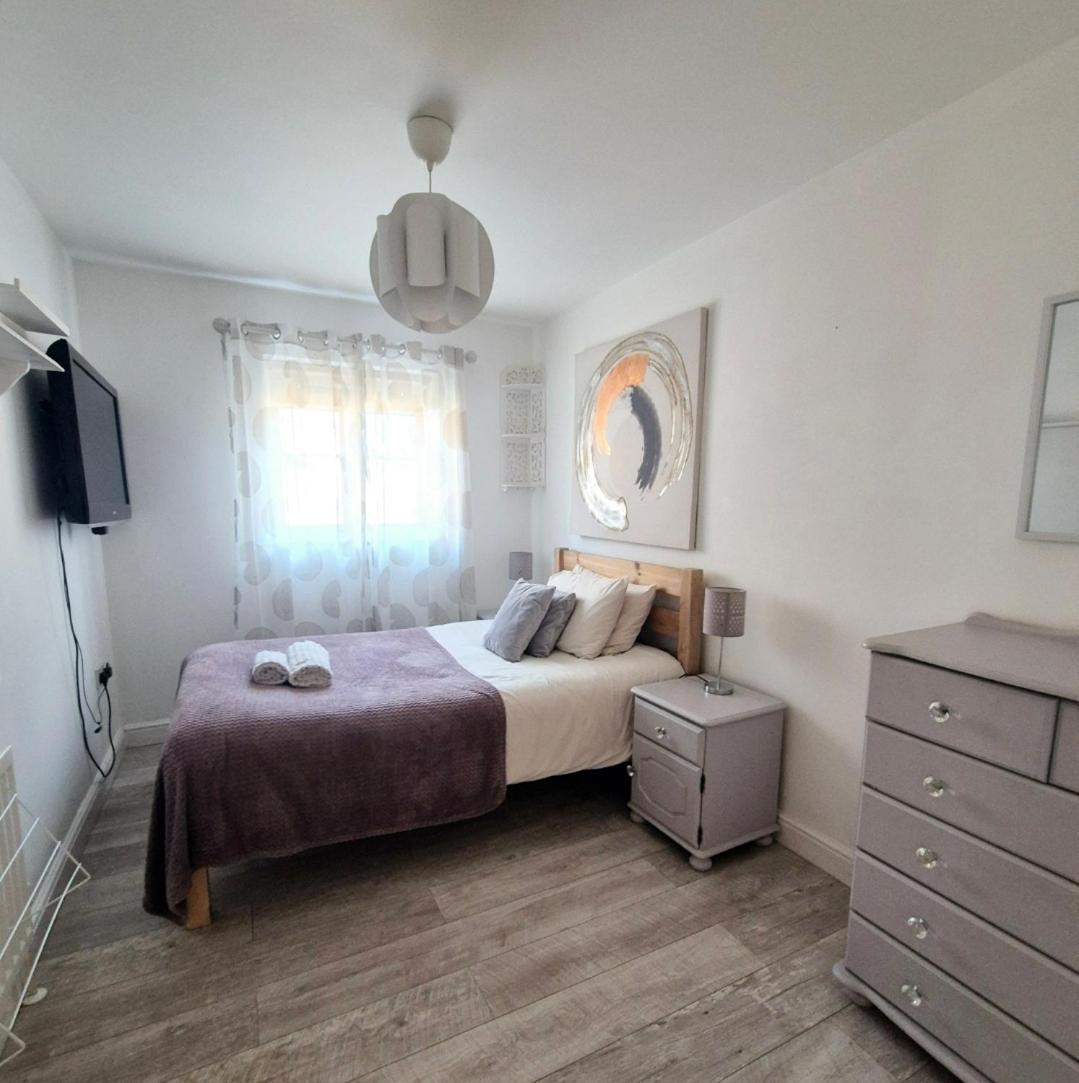 Spacious Two Bedroom Apartment With One Parking Space Thame Eksteriør billede